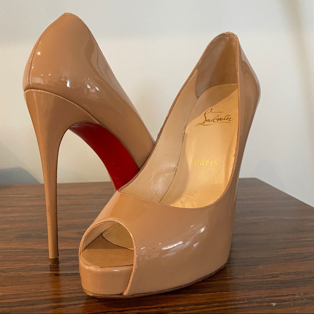 Christian Louboutin patent leather pump - Nude, 39